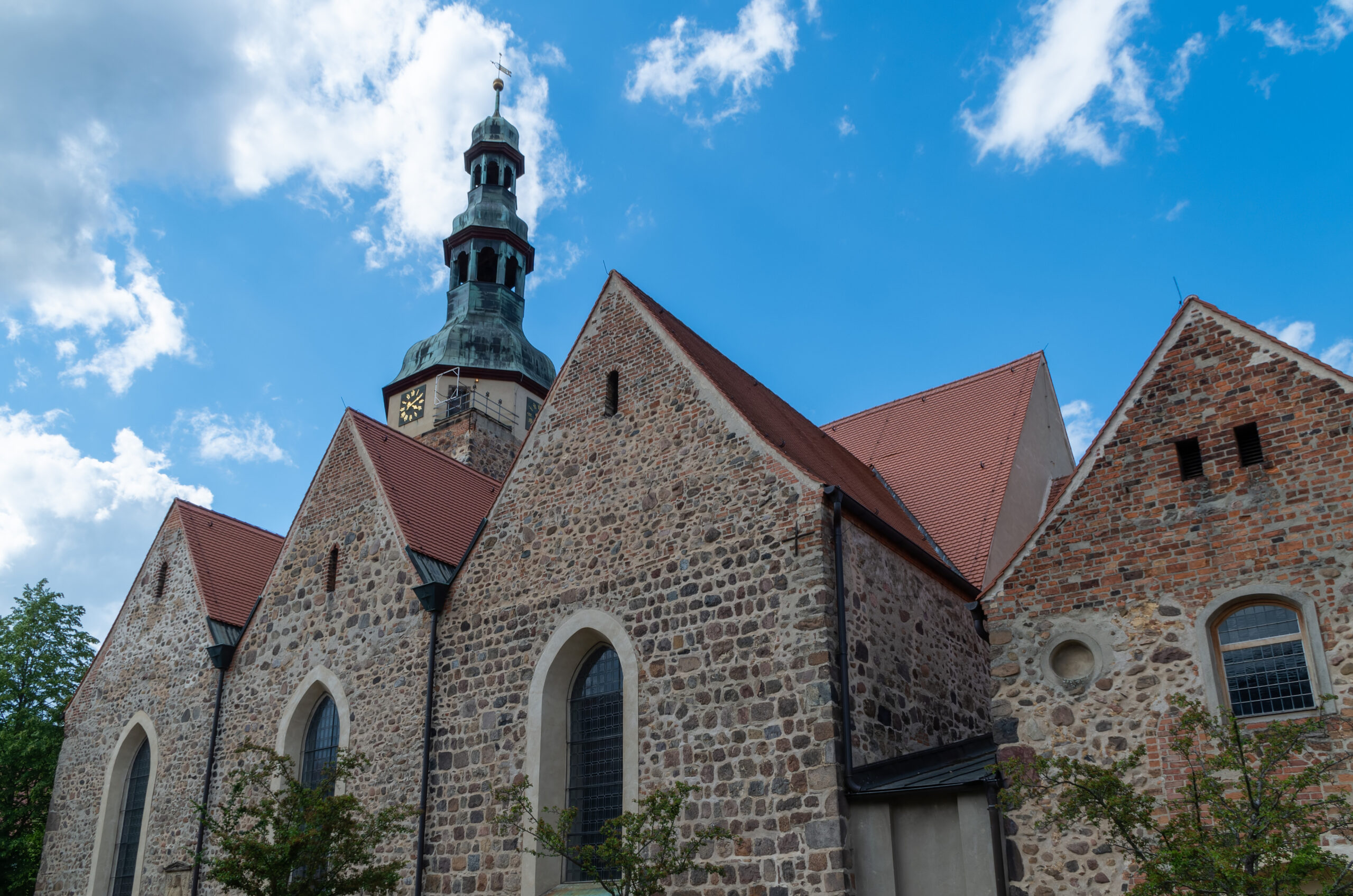 Historische Backsteinkirche in Musterstadt unter blauem Himmel